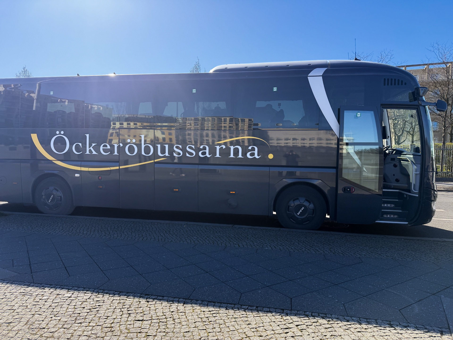 Öckeröbussarnas turistbuss parkerad på en stadsgata