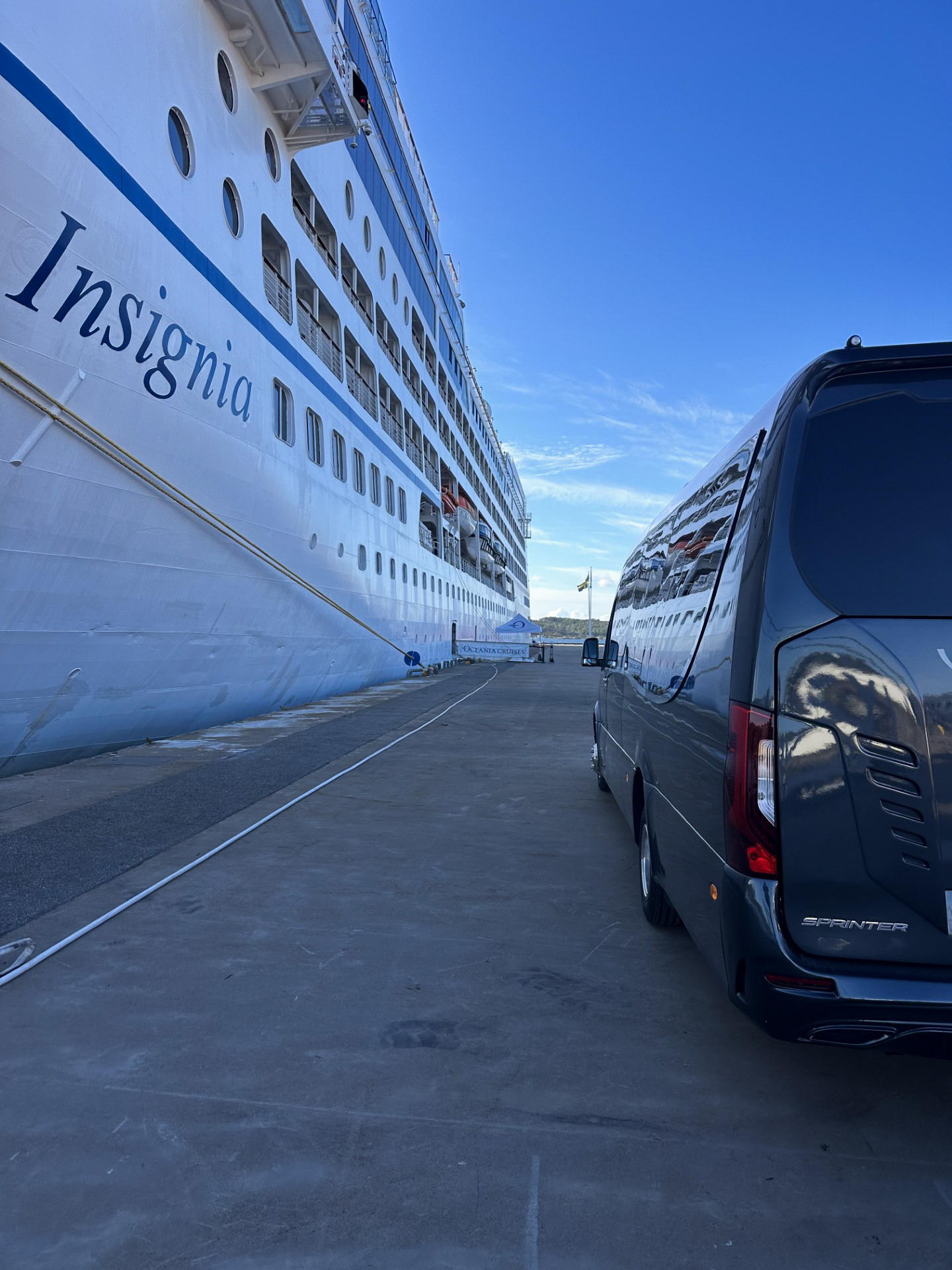 Öckeröbussarnas Mercedes Sprinter sedd bakifrån vid kryssningsfartyget Insignia.