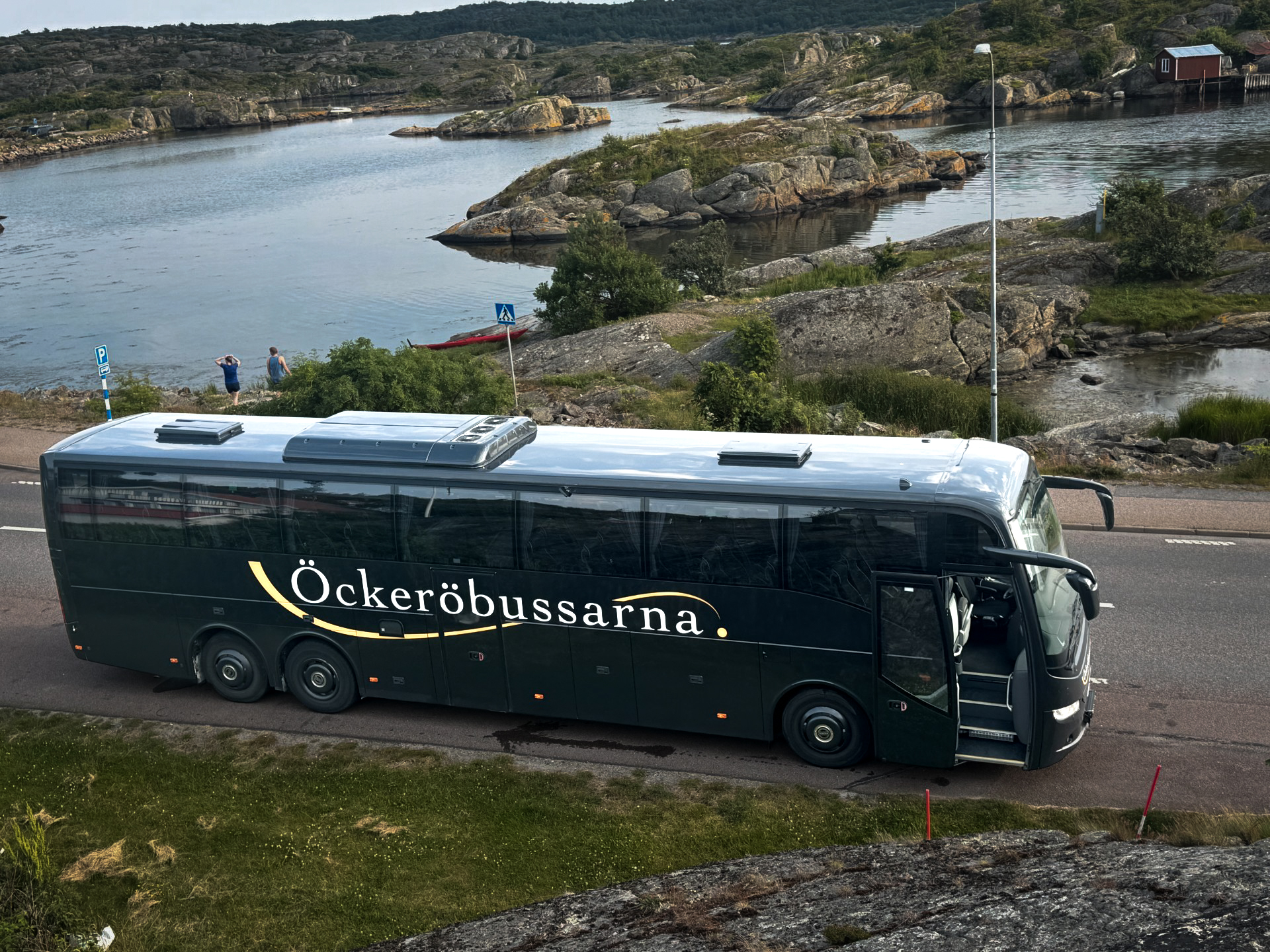 Öckeröbussarnas buss vid klipporna i skärgården