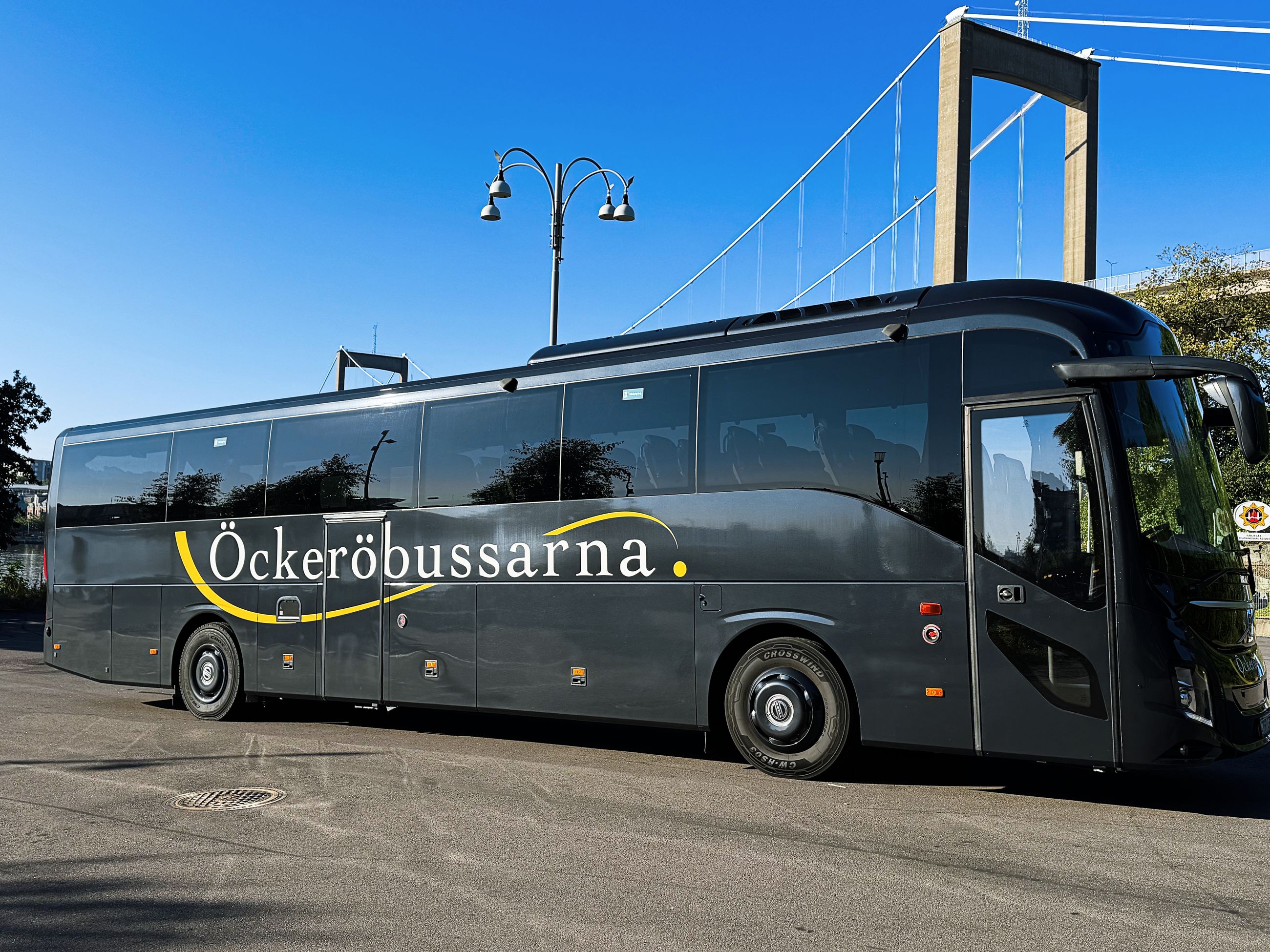 An Öckeröbussarna coach by the Älvsborg Bridge in Gothenburg