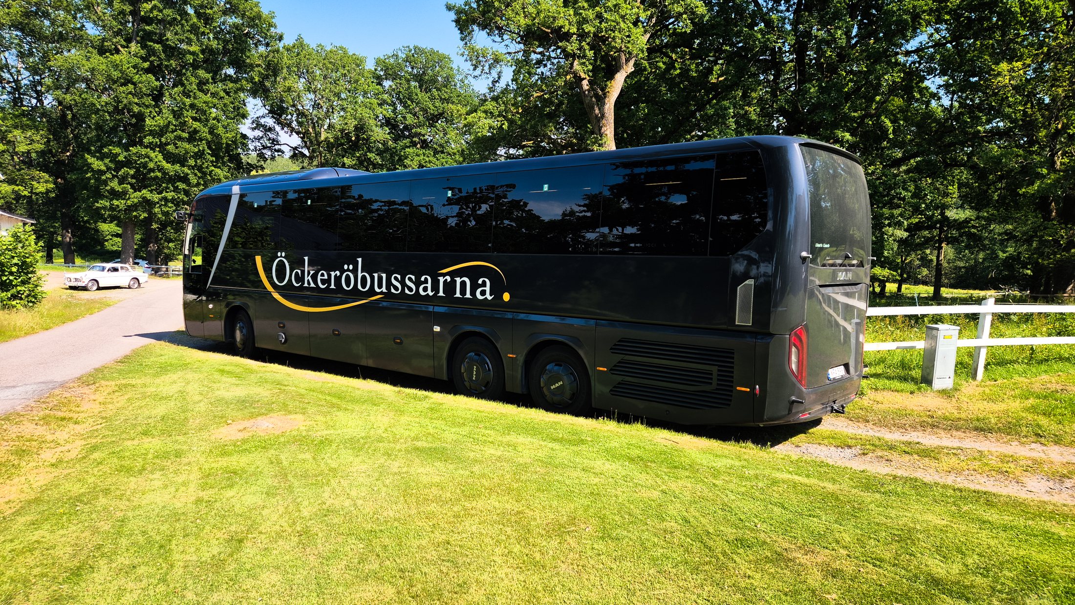 An Öckeröbussarna coach from the side in daylight