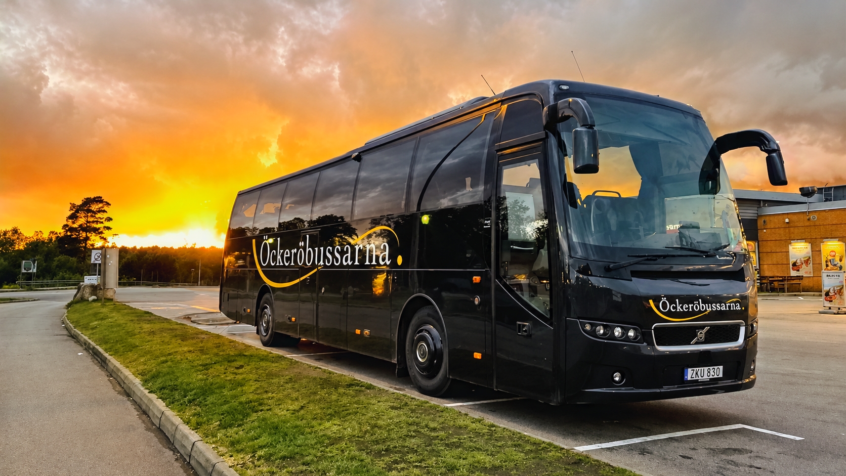 An Öckeröbussarna coach at a rest stop at sunset