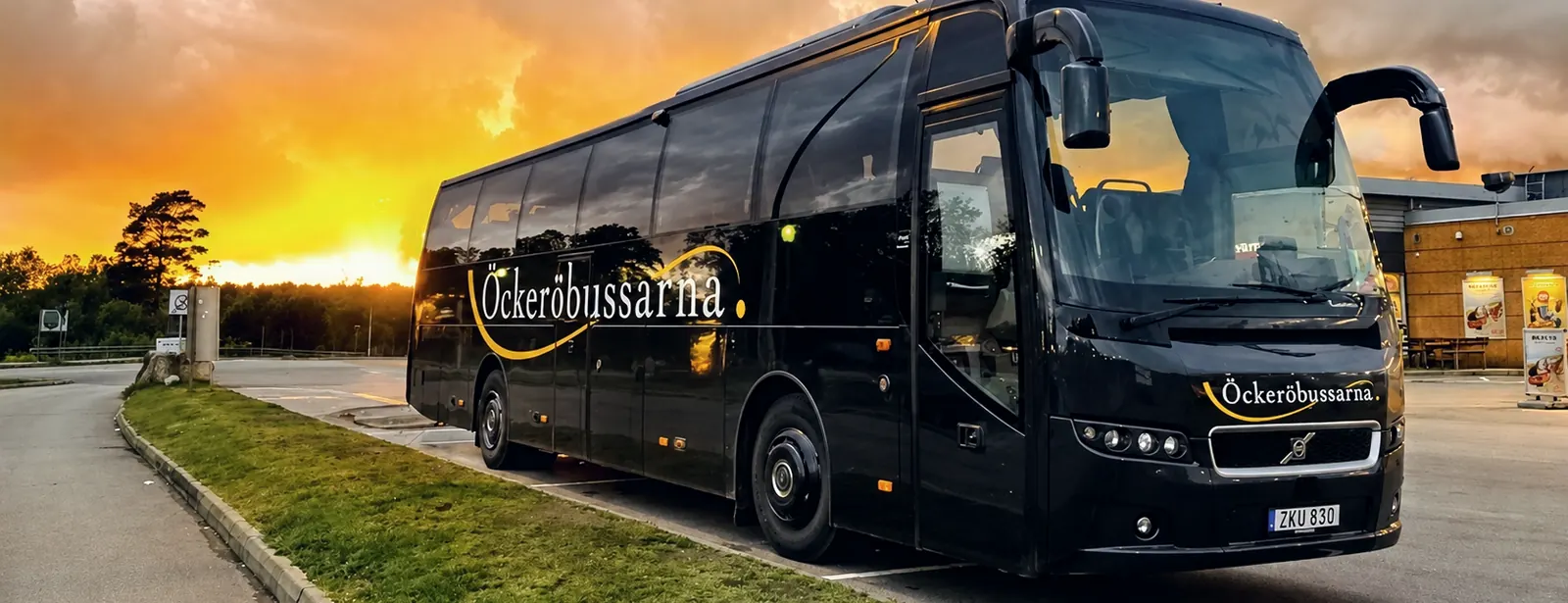 Öckeröbussarnas svarta turistbuss i solnedgången