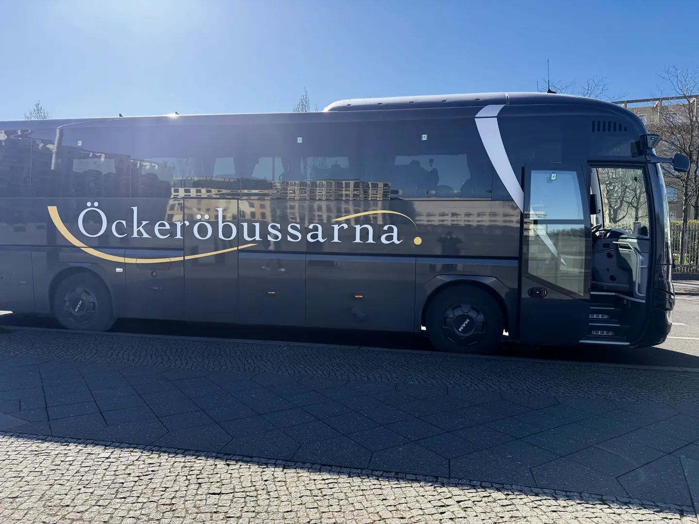 Öckeröbussarnas turistbuss parkerad på en stadsgata