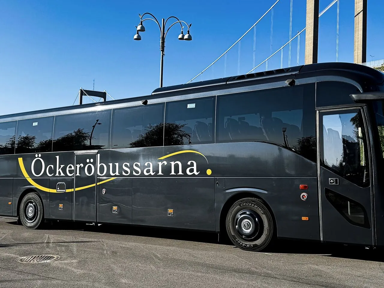 Öckeröbussarnas turistbuss vid Älvsborgsbron i Göteborg