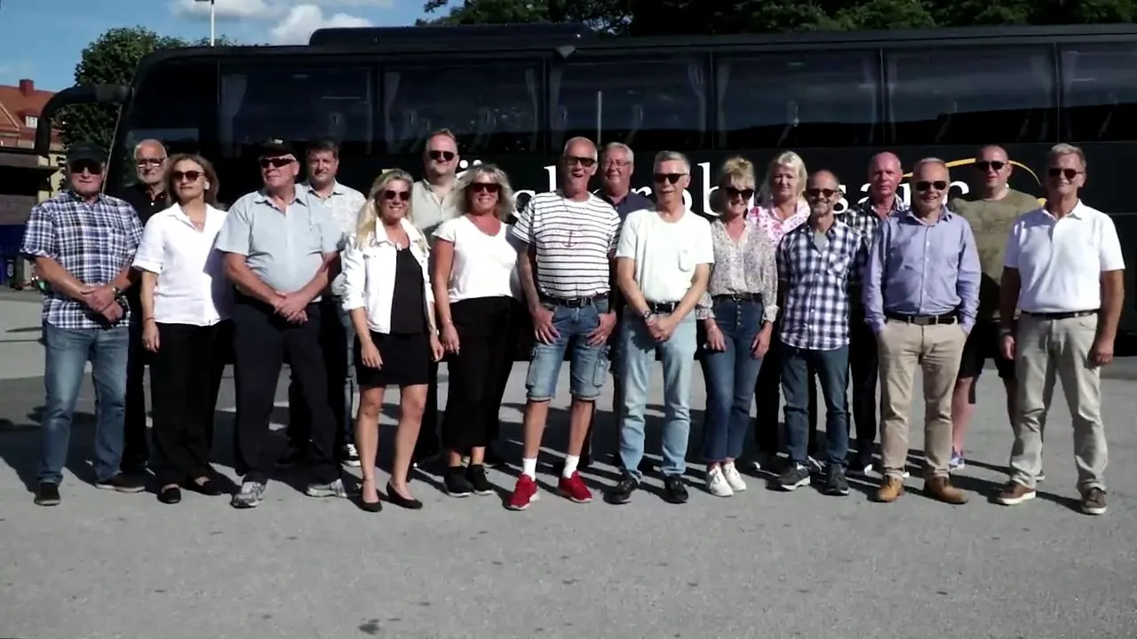 Öckeröbussarnas förare framför en av bussarna