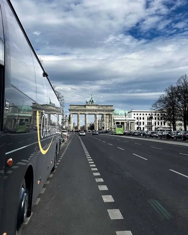 Öckeröbussarnas buss vid Brandenburger Tor i Berlin