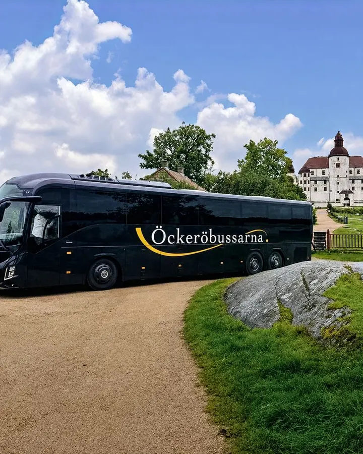 Öckeröbussarnas buss vid Läckö slott