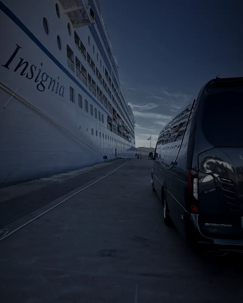 Öckeröbussarnas Mercedes Sprinter sedd bakifrån vid kryssningsfartyget Insignia.