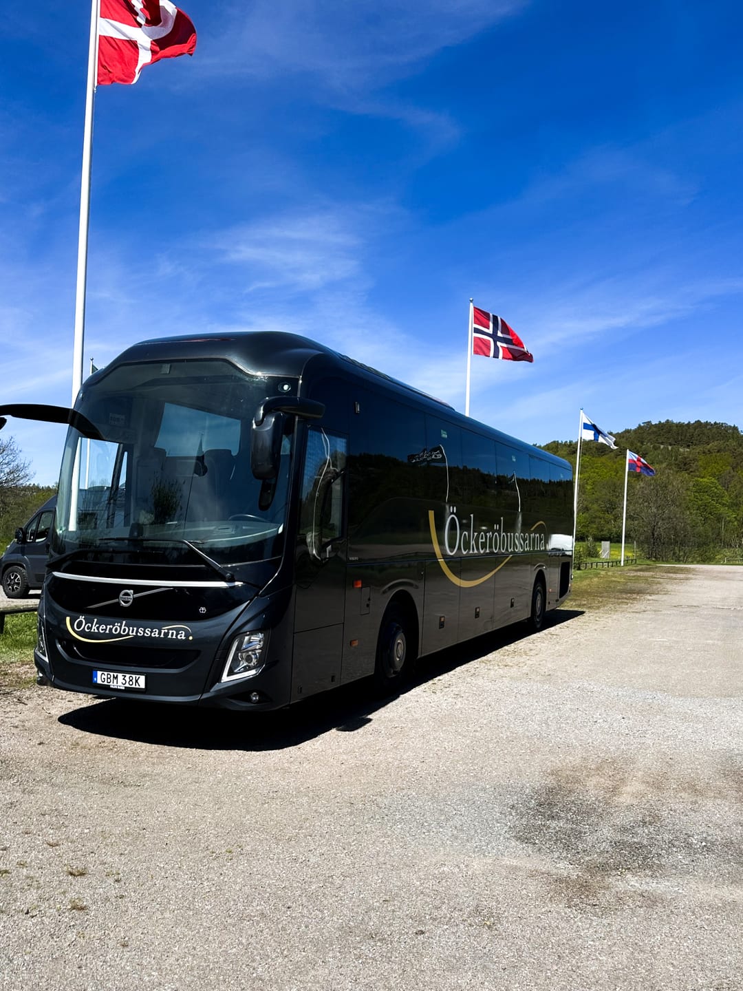 En av Öckeröbussarnas bussar vid Nordens Ark med nordiska flaggor