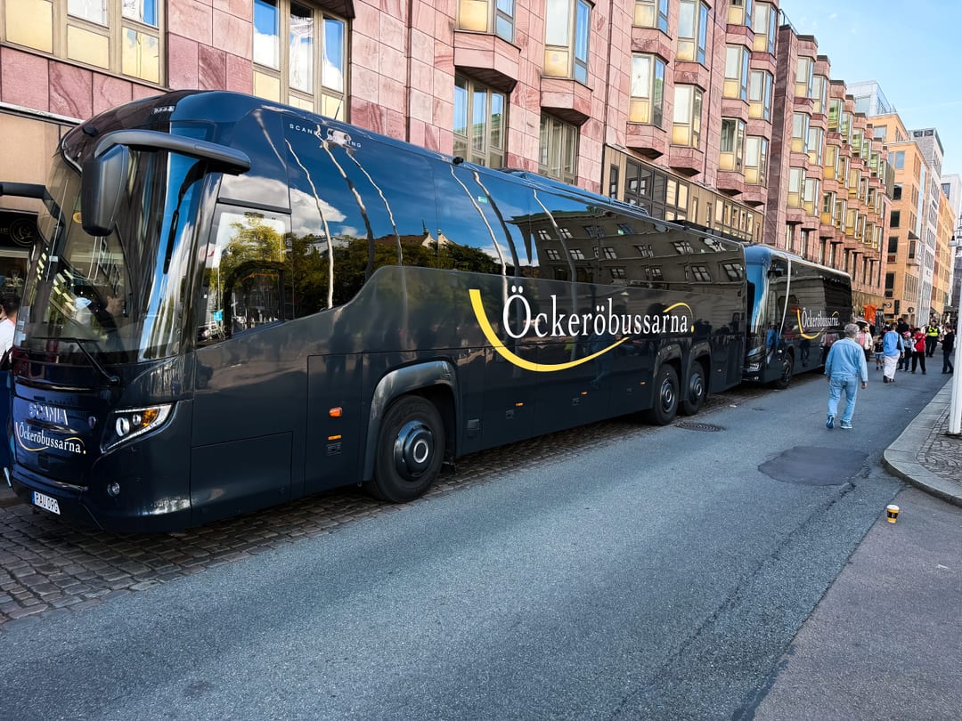 Öckeröbussarnas mörkgrå bussar parkerade längs en stadsgata