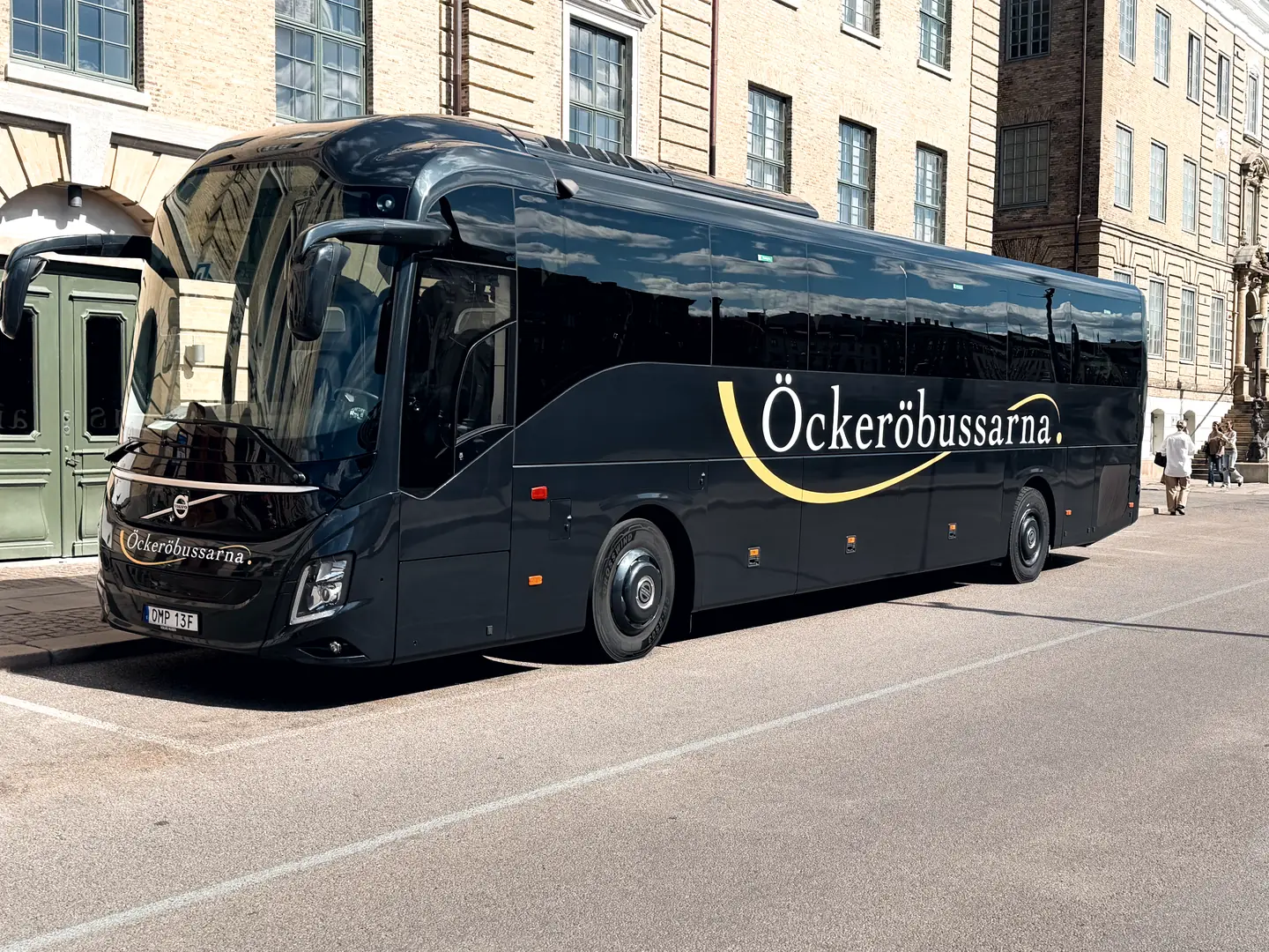 Öckeröbussarnas buss med logotypen på sidan