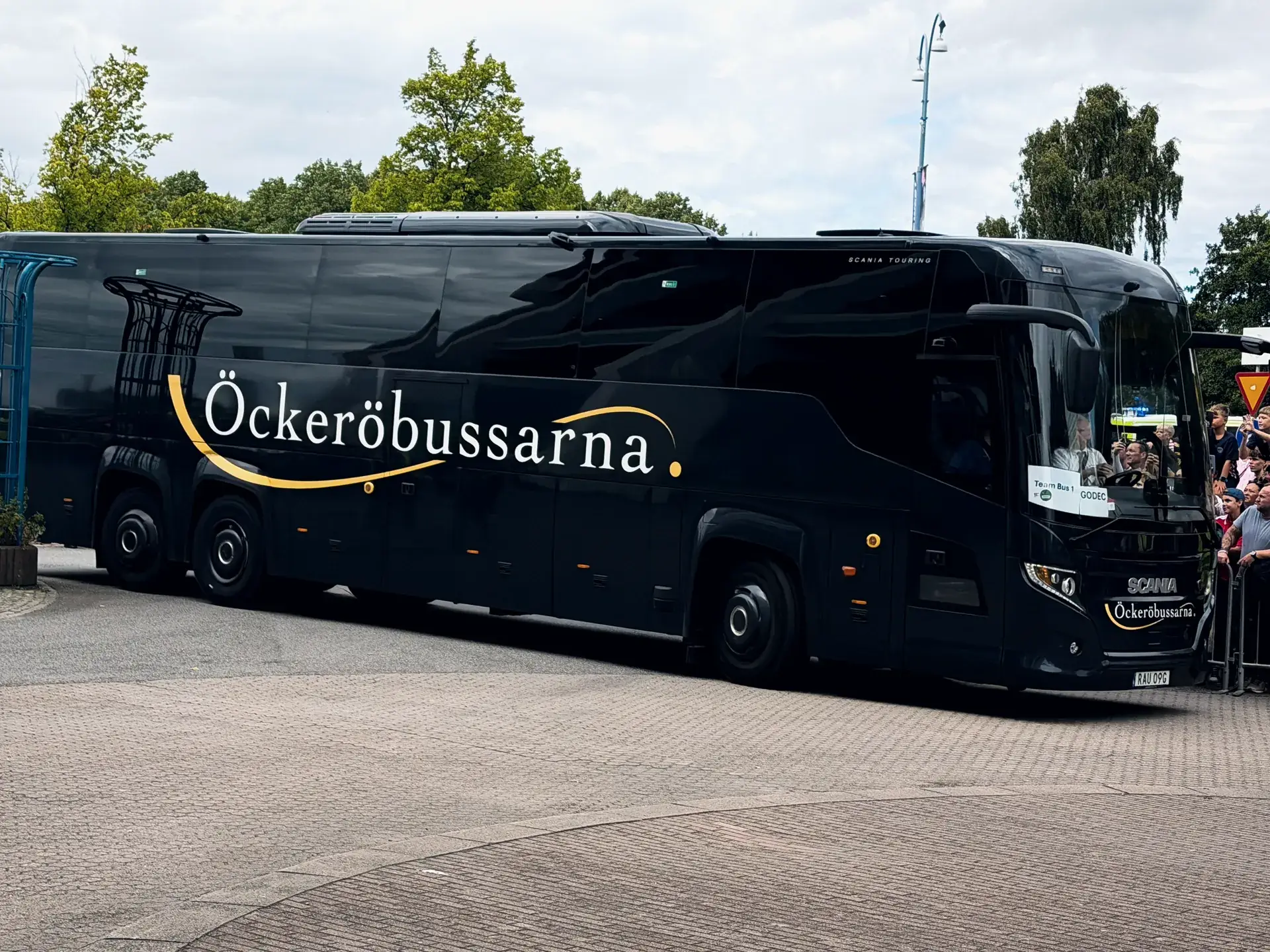 Öckeröbussarnas buss under en bro i Göteborg