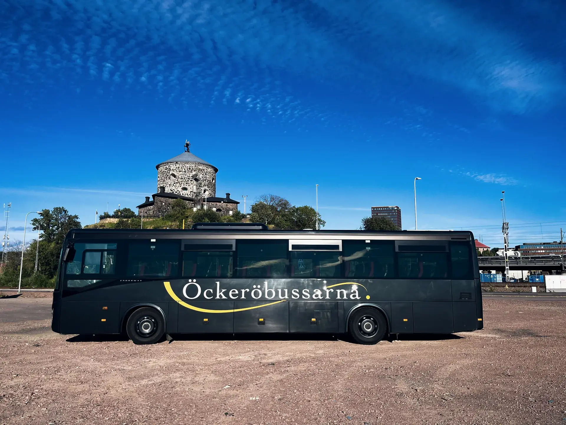 Öckeröbussarnas buss framför Skansen Lejonet i Göteborg