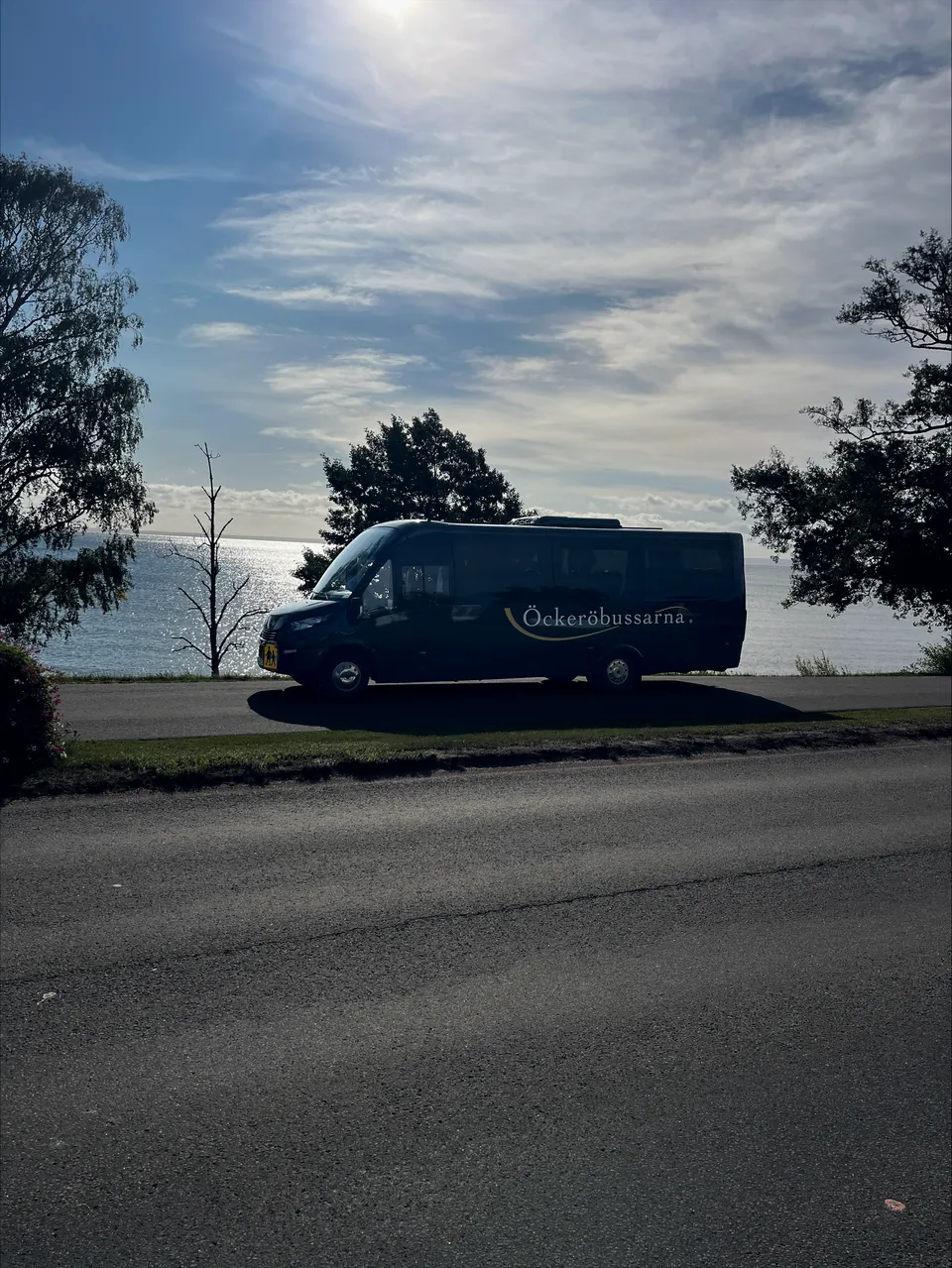 Öckeröbussarnas minibuss vid havet en sommardag