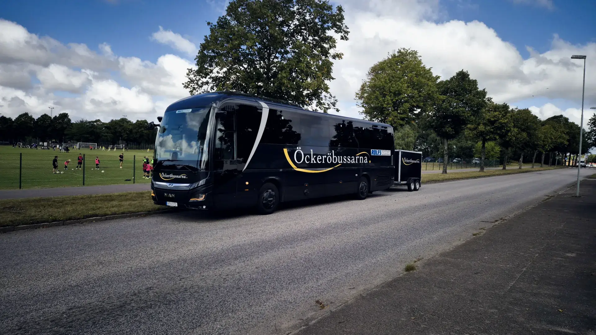 Öckeröbussarnas buss på en allé