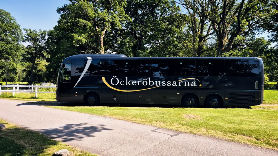 Öckeröbussarnas buss på en väg genom en park
