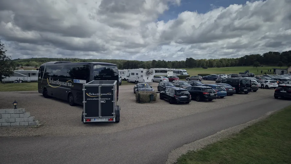 Öckeröbussarnas buss med släp vid ett fält