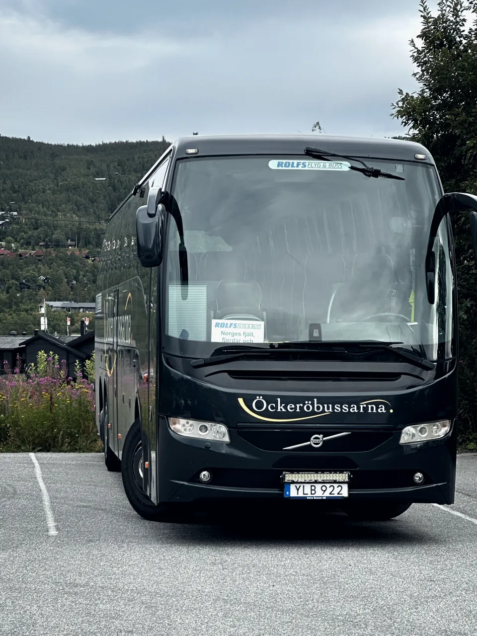 Öckeröbussarnas buss framifrån på en parkering