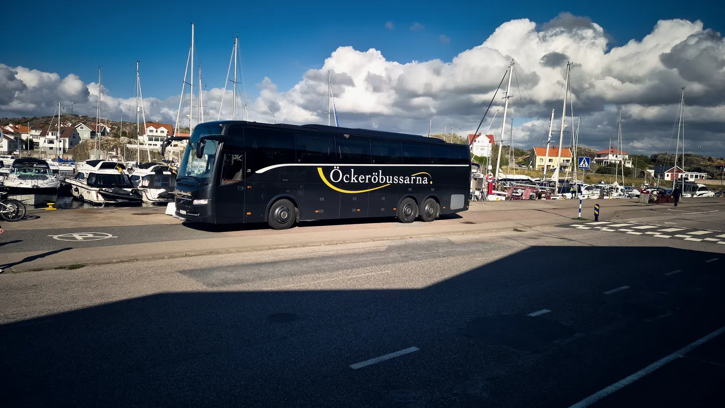 Öckeröbussarnas buss i en hamn