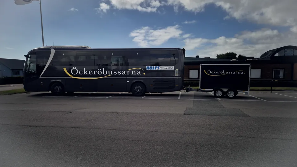 Öckeröbussarnas buss med släp för utrustning