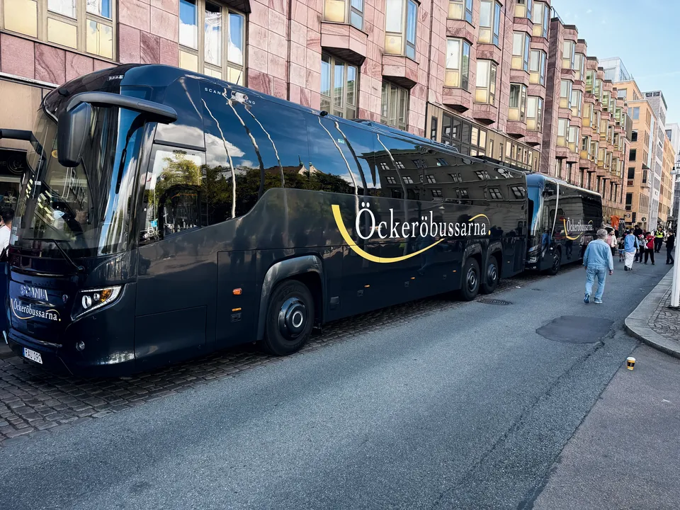 Öckeröbussarnas buss på en stadsgata