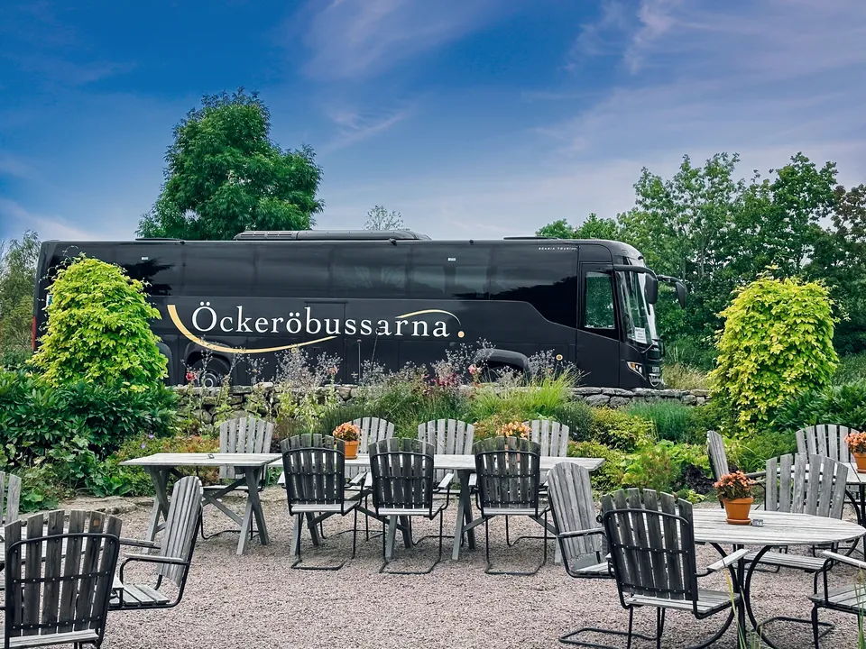 Öckeröbussarnas buss vid en uteservering